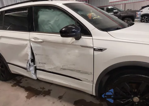 2021 Volkswagen Tiguan 2.0T Se/2.0T Se R-Line Black/2.0T Sel из США, поврежденный, VIN 3VV3B7AX7MM030810